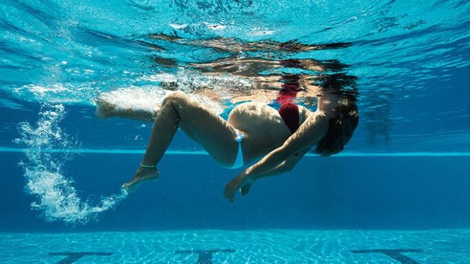 Swimming is a method of prevention and treatment of varicose veins during pregnancy