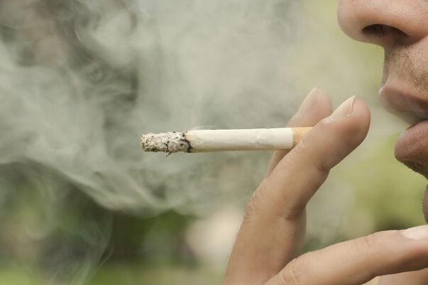 Smoking is one of the reasons for the formation of reticular varicose veins